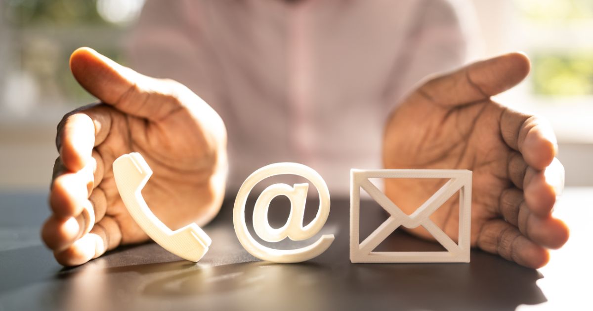 To hender som inviterer deg til å ta kontakt, med ikoner for telefon og e-post.