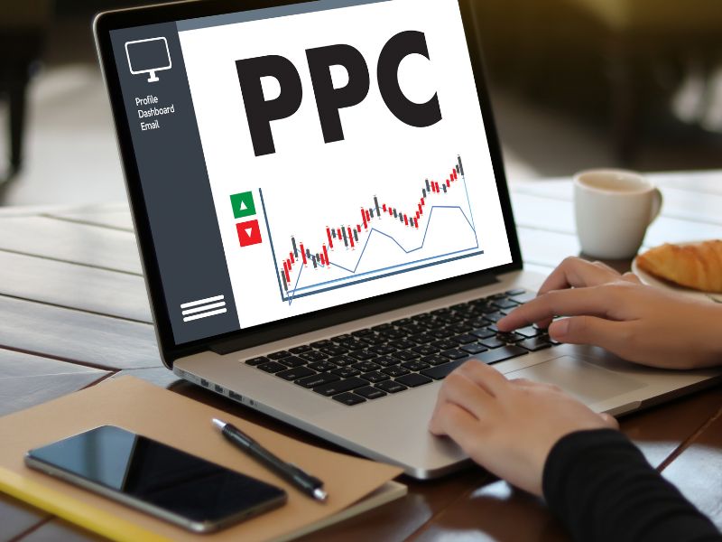 Bilde av en som jobber med en PPC kampanje på pc
